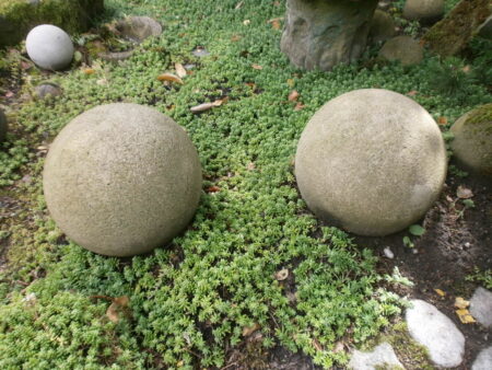 Kugeln aus Kunstsandstein