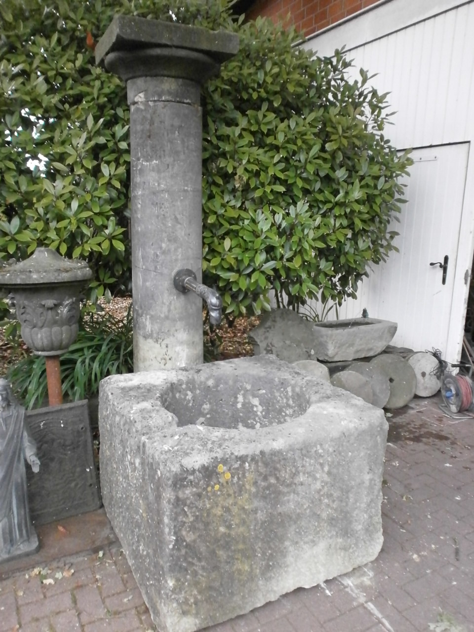 Großer antiker Brunnen mit Säule – Heidesandstein