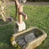 Brunnen aus Sandstein und alter Pumpe