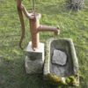 Brunnen aus Sandstein und alter Pumpe