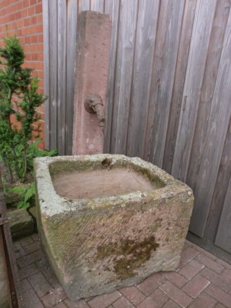 Brunnen aus rotem Sandstein