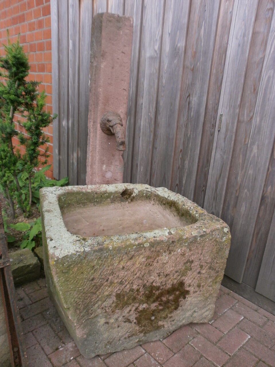 Brunnen aus rotem Sandstein Brunnen aus rotem Sandstein