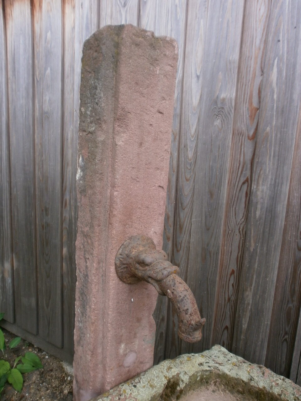 Brunnen aus rotem Sandstein Brunnen aus rotem Sandstein