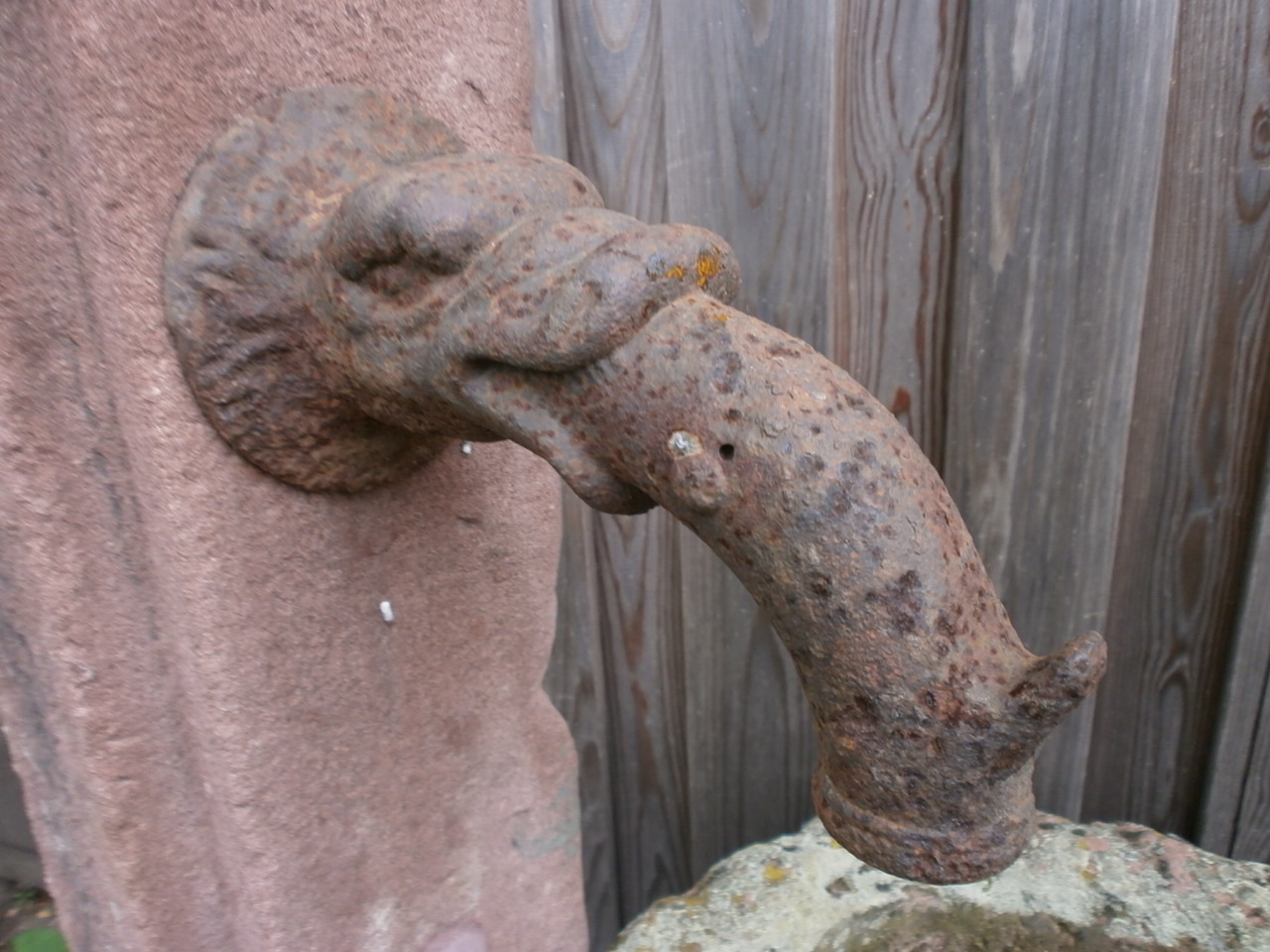 Brunnen aus rotem Sandstein Brunnen aus rotem Sandstein