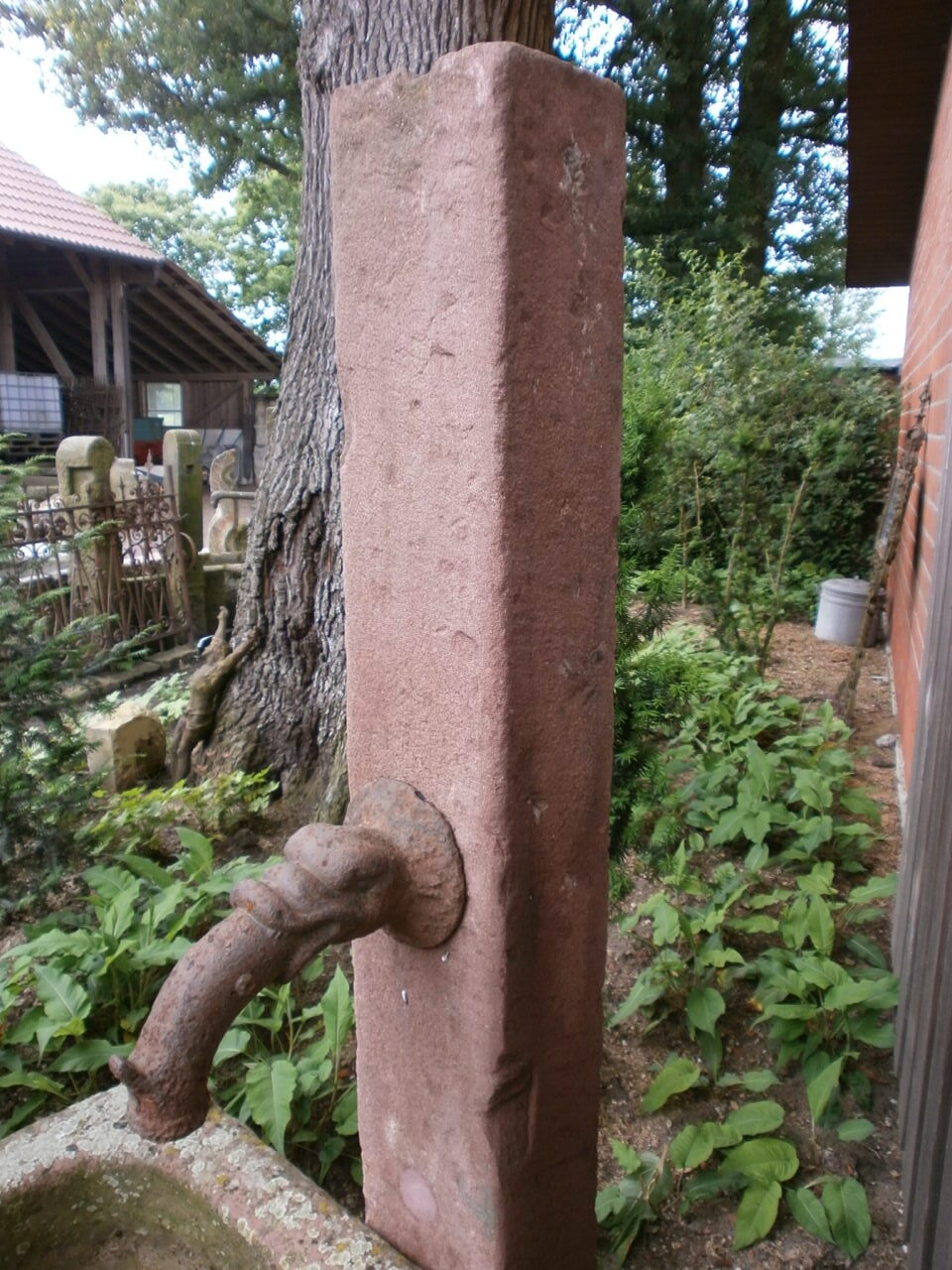 Brunnen aus rotem Sandstein Brunnen aus rotem Sandstein