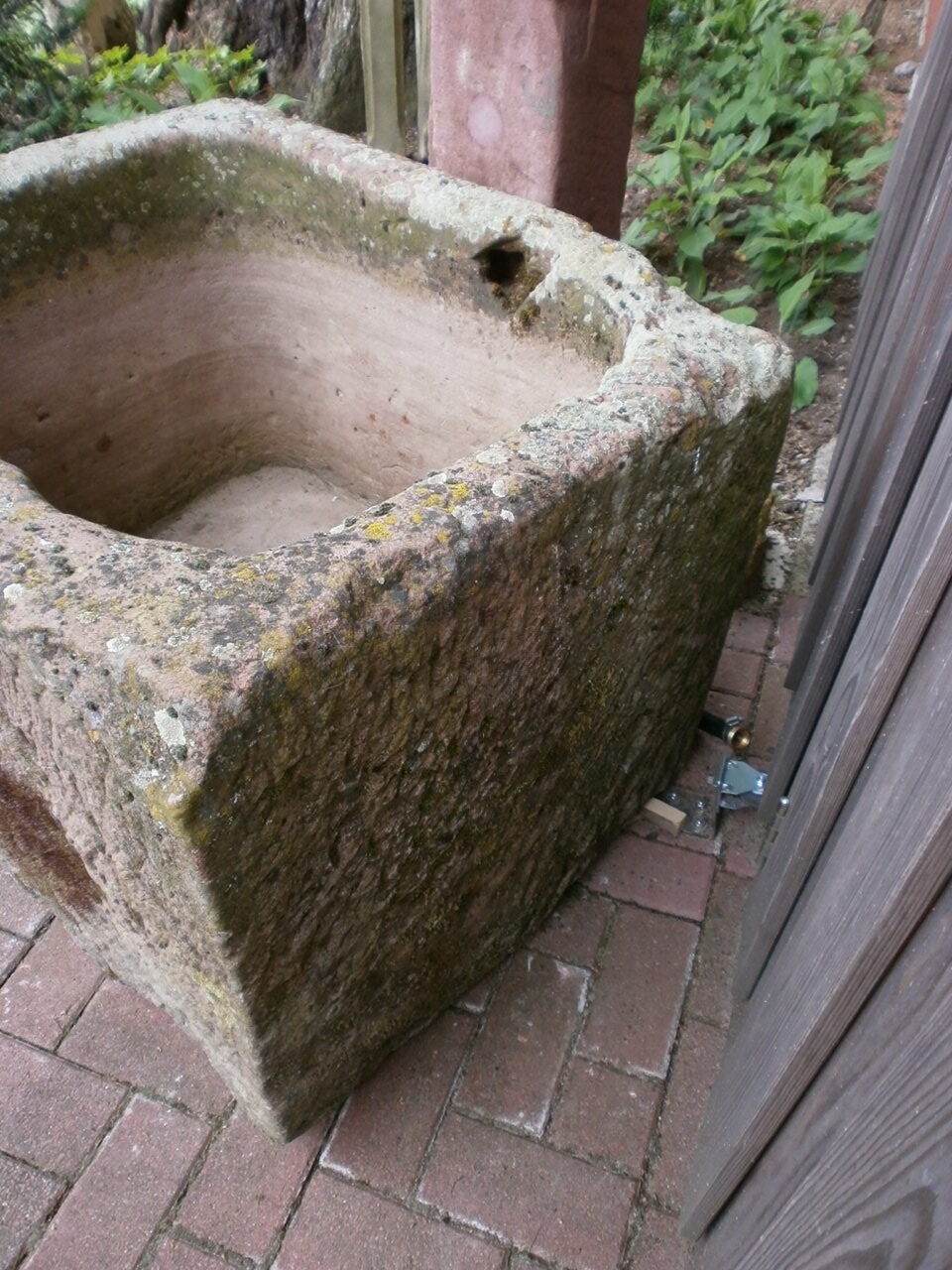 Brunnen aus rotem Sandstein Brunnen aus rotem Sandstein