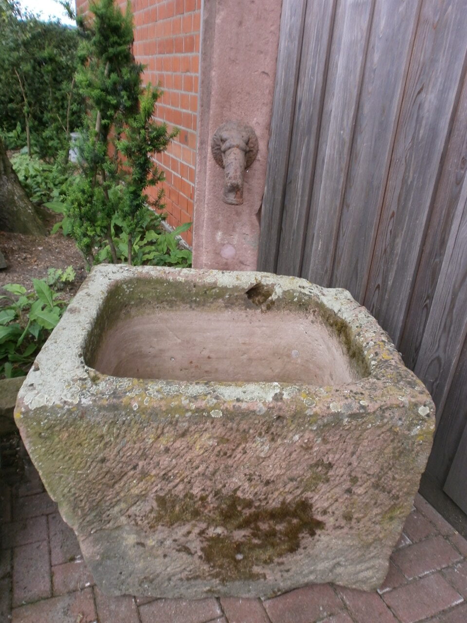 Brunnen aus rotem Sandstein Brunnen aus rotem Sandstein