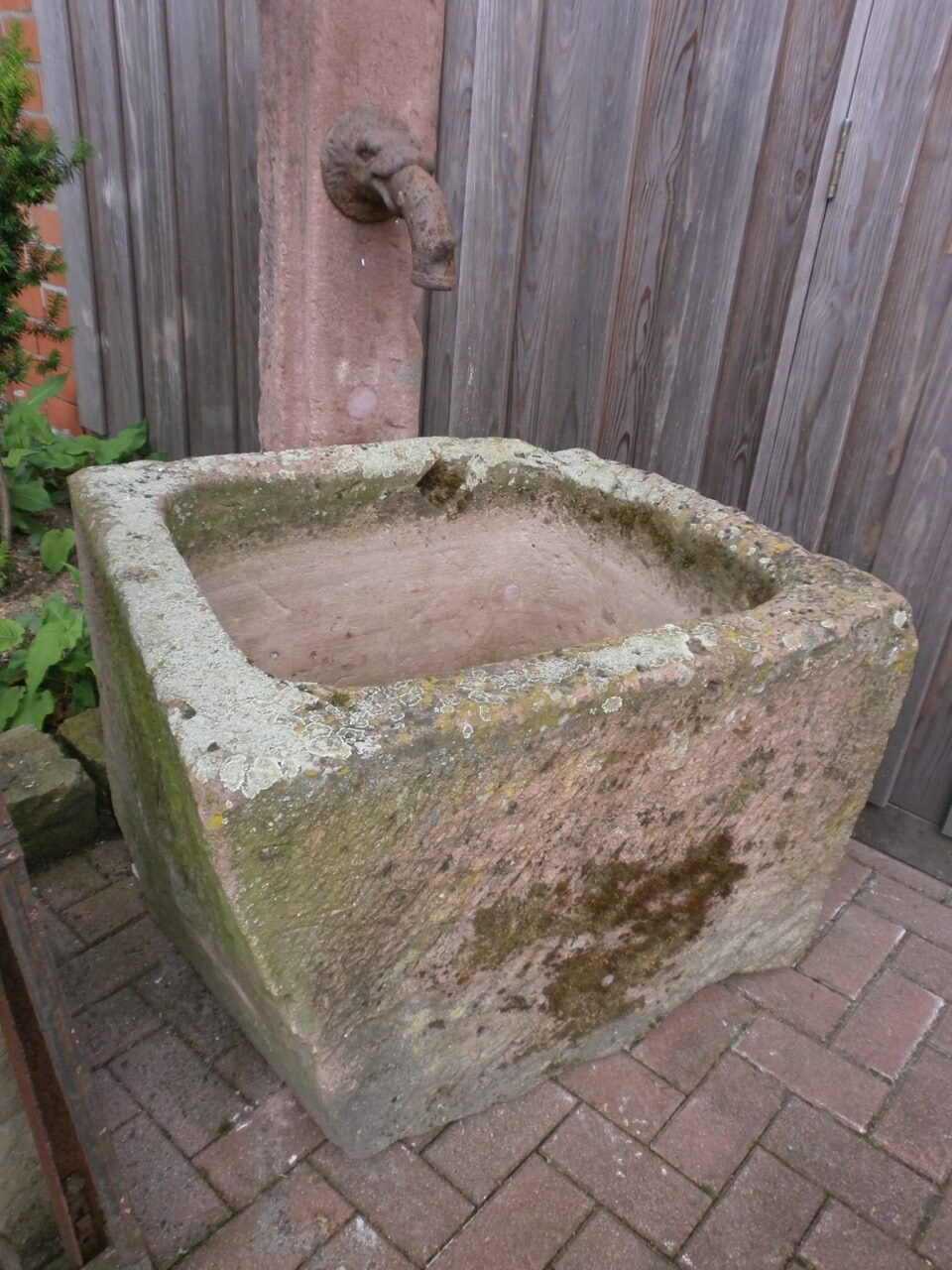 Brunnen aus rotem Sandstein Brunnen aus rotem Sandstein