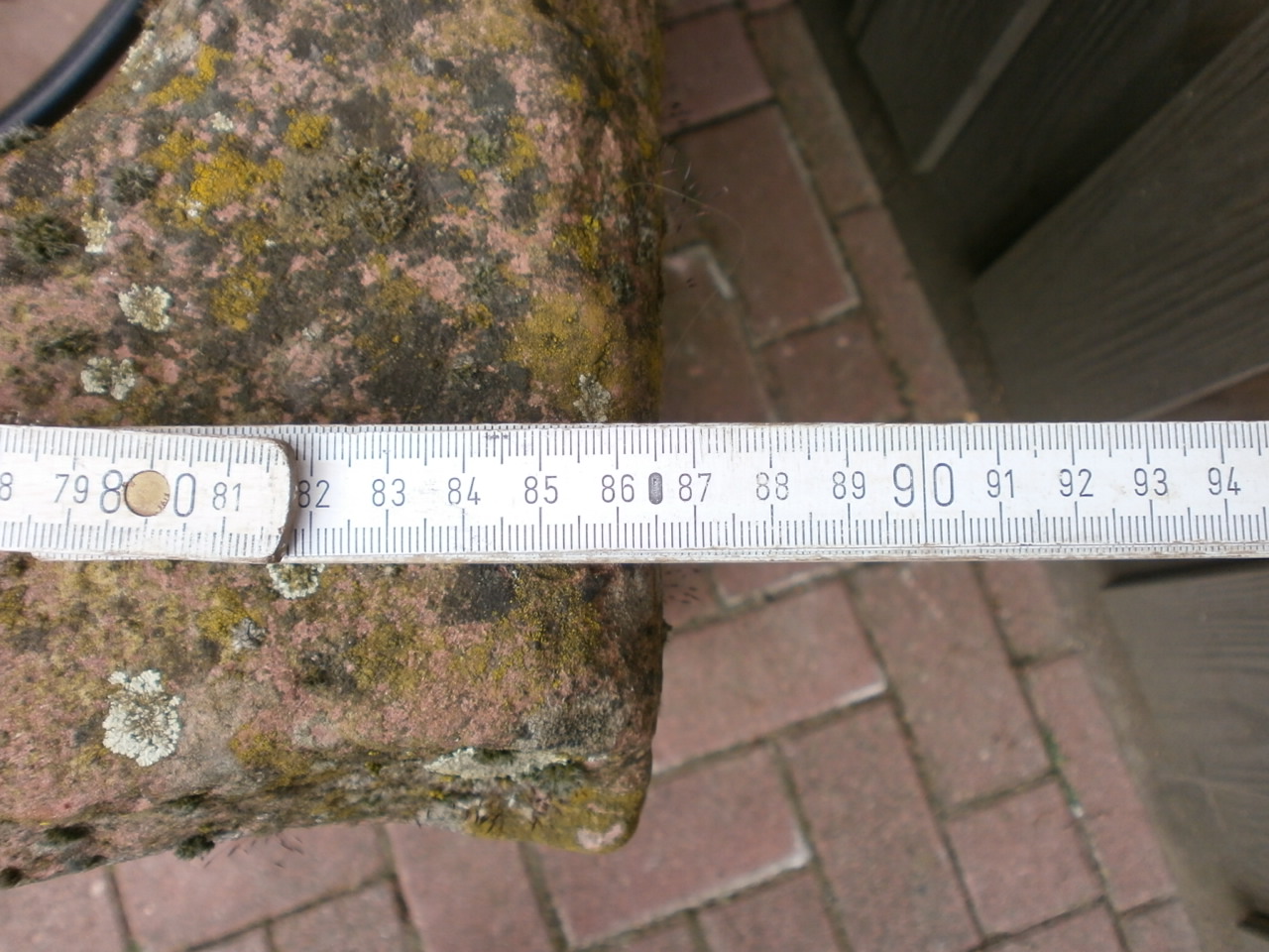 Brunnen aus rotem Sandstein Brunnen aus rotem Sandstein