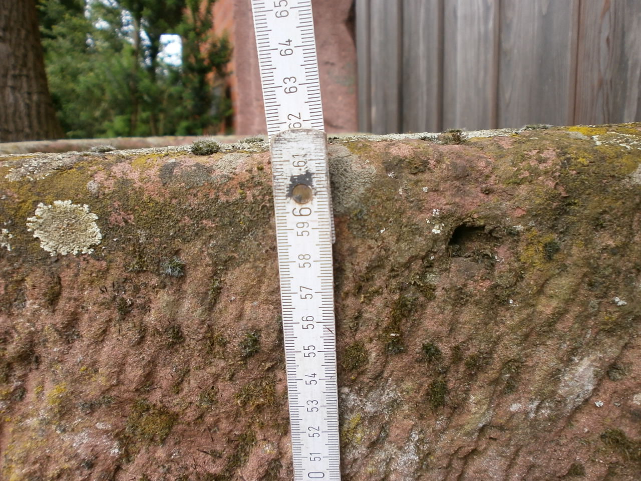 Brunnen aus rotem Sandstein Brunnen aus rotem Sandstein