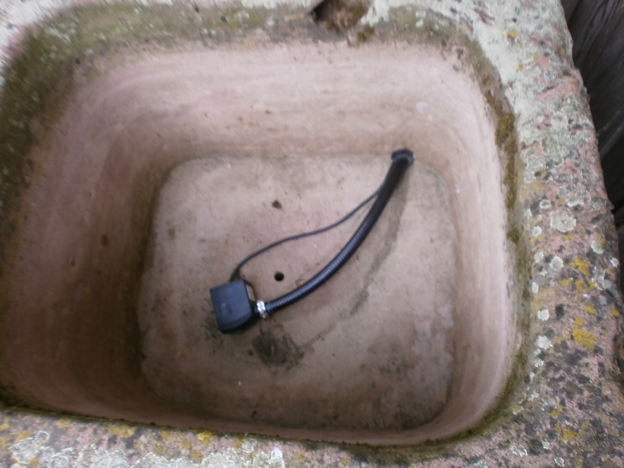 Brunnen aus rotem Sandstein Brunnen aus rotem Sandstein