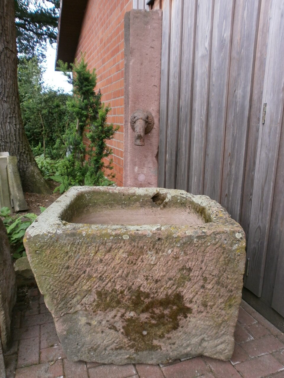 Brunnen aus rotem Sandstein Brunnen aus rotem Sandstein