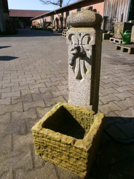 Sehr kleiner Sandsteinbrunnen