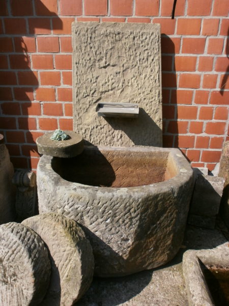Brunnen aus historischem Sandstein