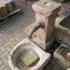 roter Brunnen mit halbrundem Becken