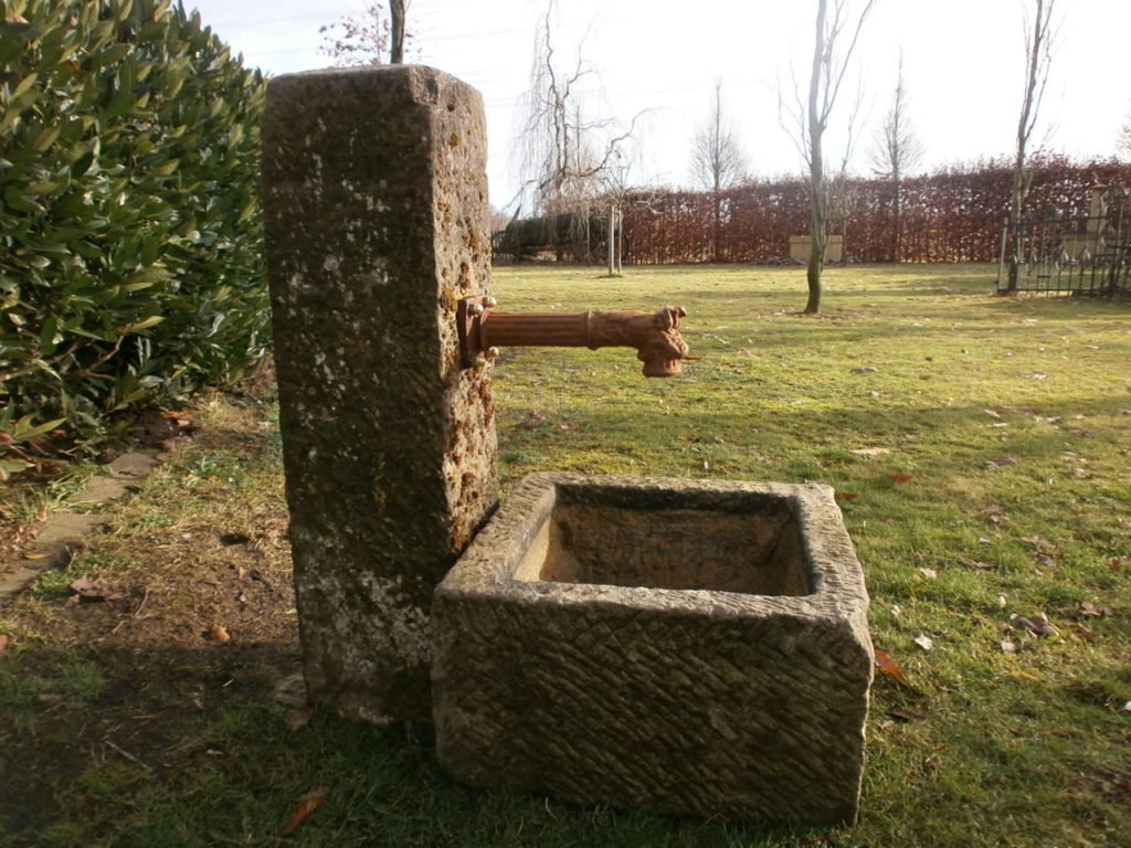 Brunnen aus alten Sandsteinen