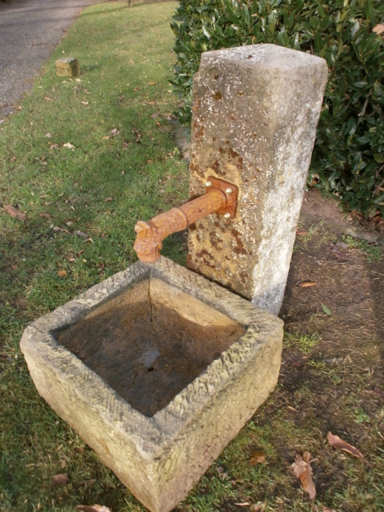 Brunnen aus alten Sandsteinen