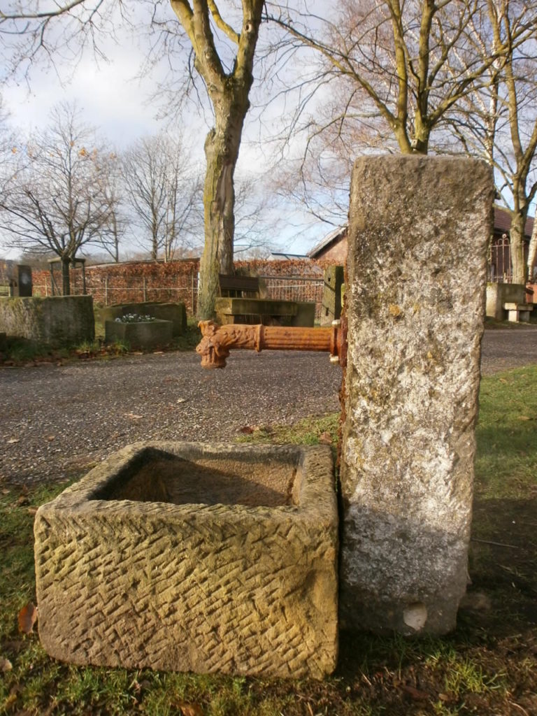 Brunnen aus alten Sandsteinen