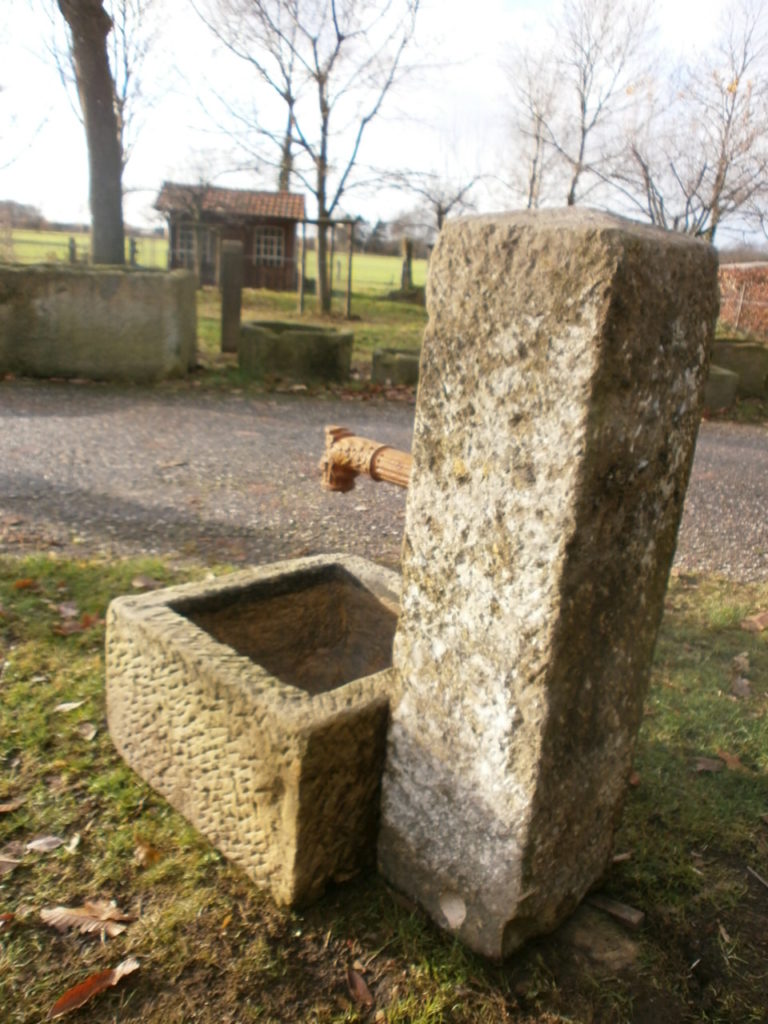 Brunnen aus alten Sandsteinen