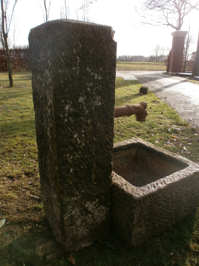 Brunnen aus alten Sandsteinen