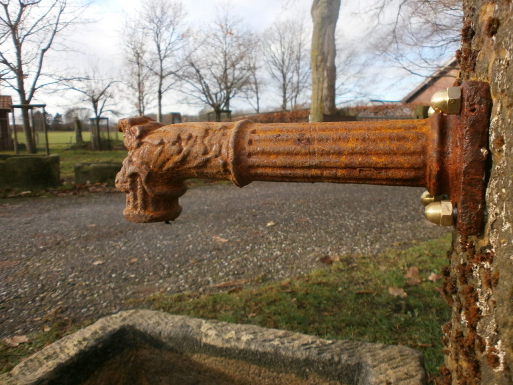 Brunnen aus alten Sandsteinen