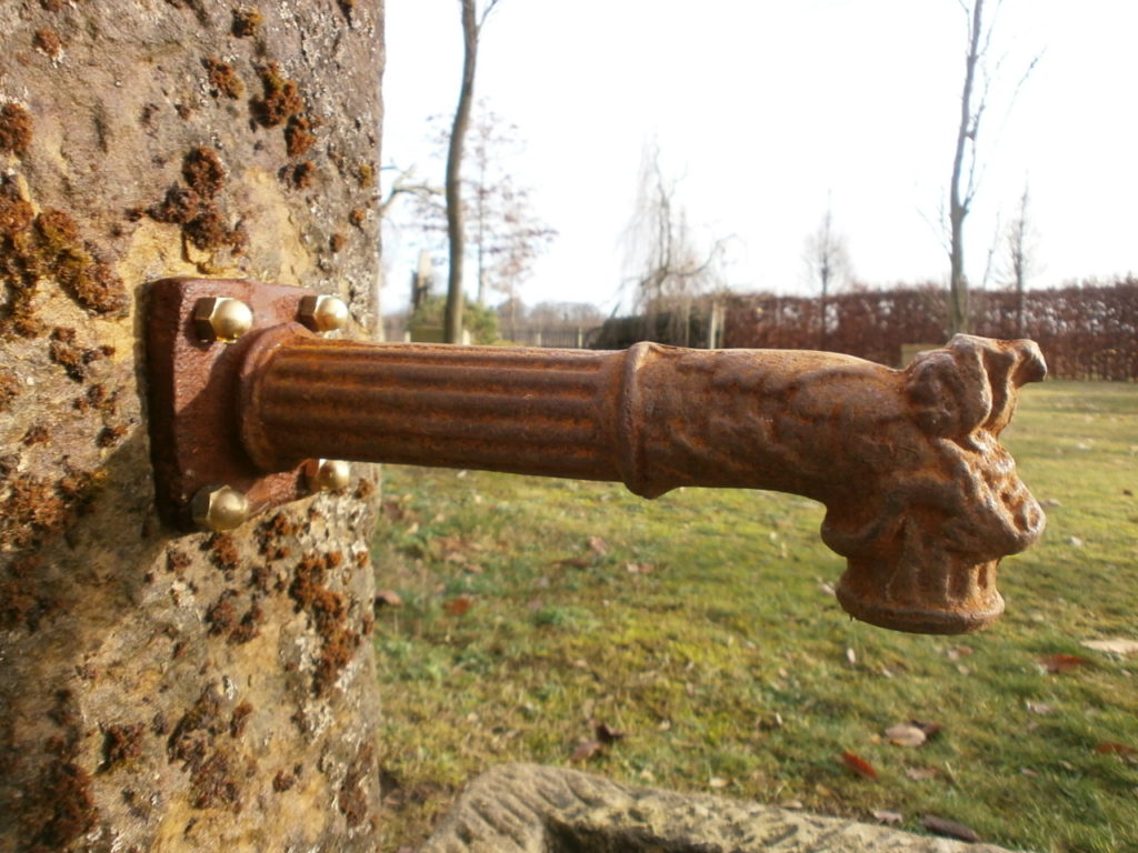 Brunnen aus alten Sandsteinen