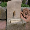 Kleiner Sandsteinbrunnen aus altem Material