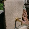 Kleiner Sandsteinbrunnen aus altem Material