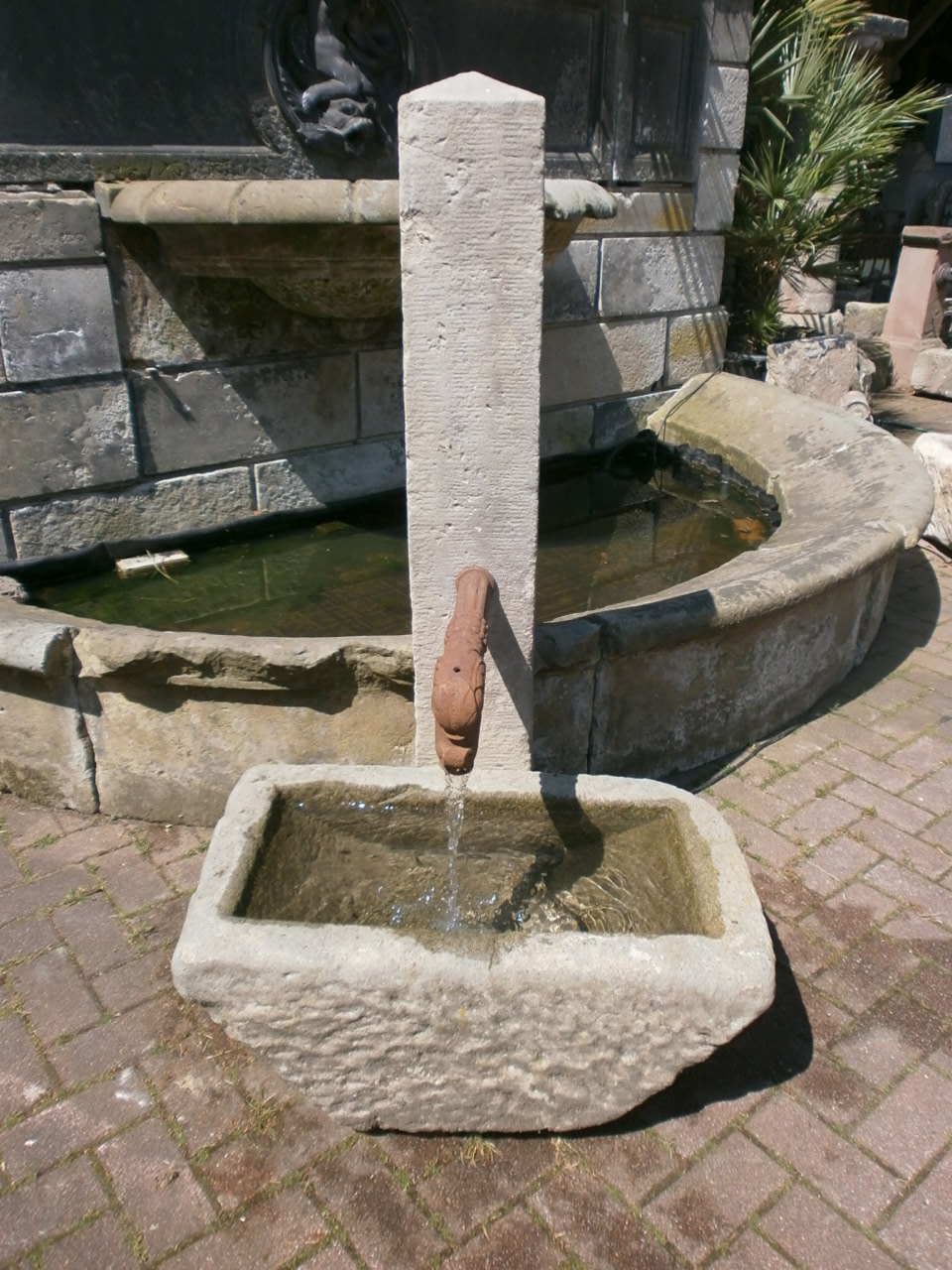 Interessanter Sandsteinbrunnen aus antiken Materialien Interessanter Sandsteinbrunnen aus antiken Materialien