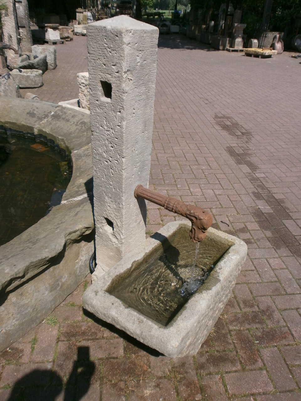 Interessanter Sandsteinbrunnen aus antiken Materialien Interessanter Sandsteinbrunnen aus antiken Materialien