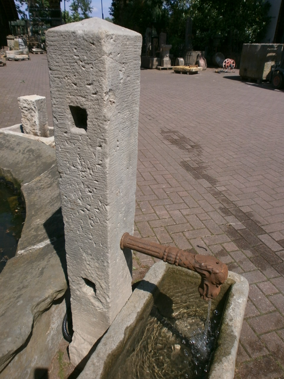 Interessanter Sandsteinbrunnen aus antiken Materialien Interessanter Sandsteinbrunnen aus antiken Materialien