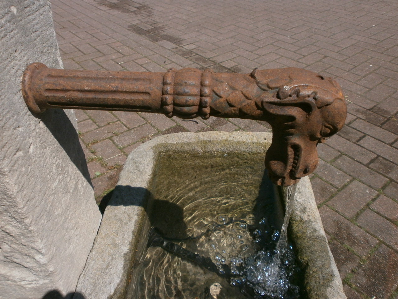 Interessanter Sandsteinbrunnen aus antiken Materialien Interessanter Sandsteinbrunnen aus antiken Materialien