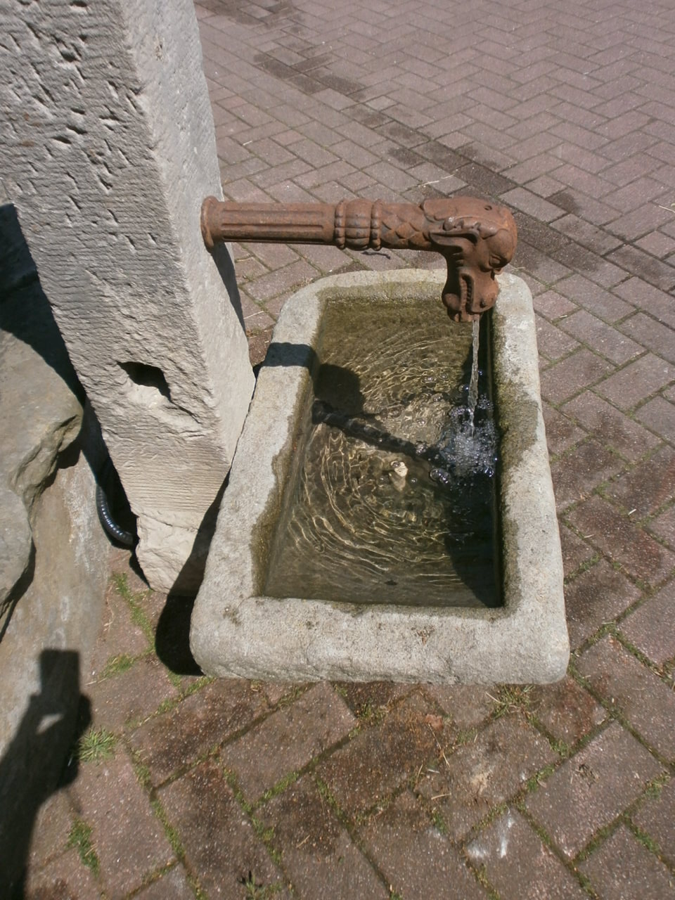 Interessanter Sandsteinbrunnen aus antiken Materialien Interessanter Sandsteinbrunnen aus antiken Materialien