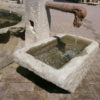 Interessanter Sandsteinbrunnen aus antiken Materialien