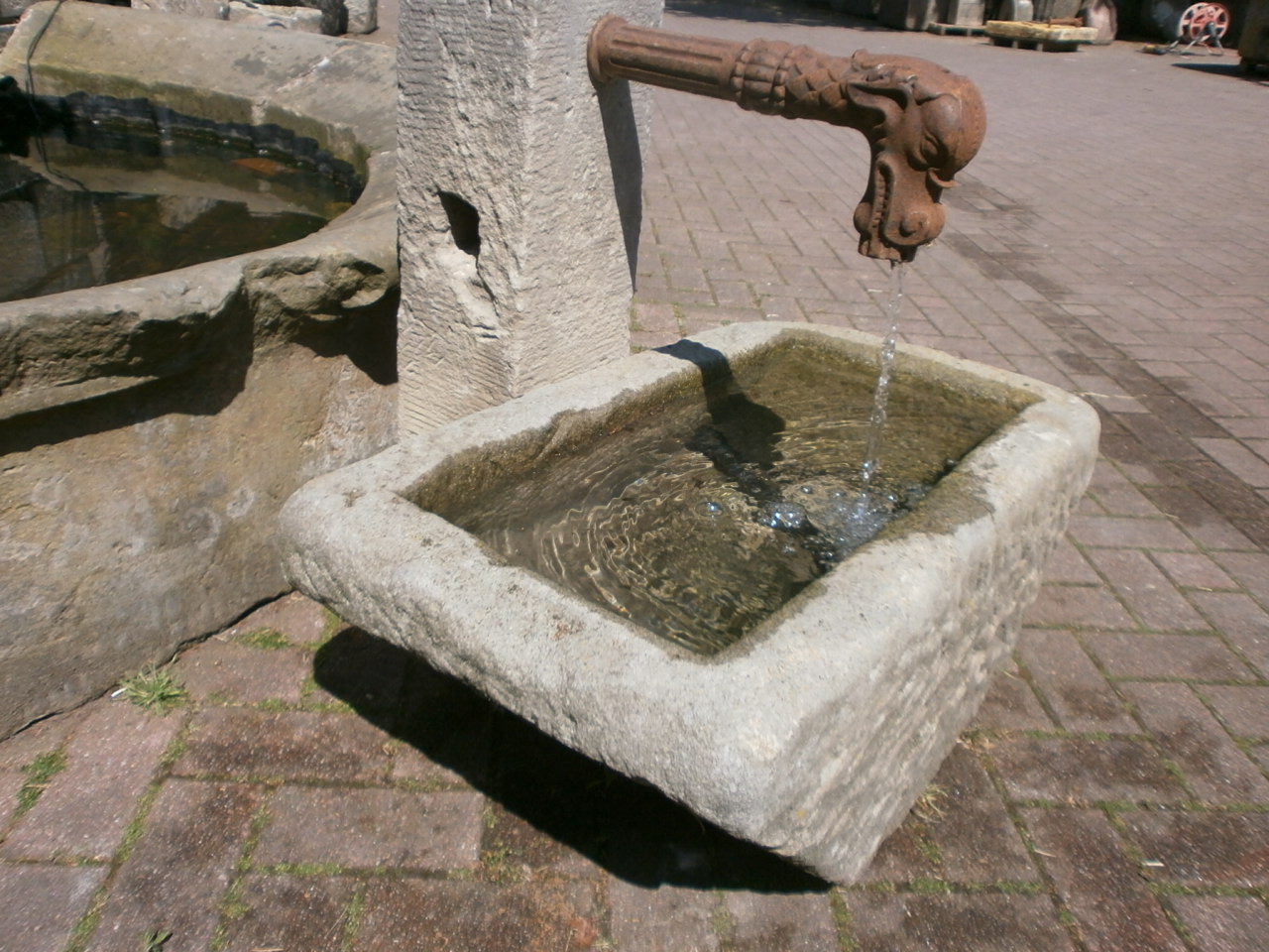 Interessanter Sandsteinbrunnen aus antiken Materialien Interessanter Sandsteinbrunnen aus antiken Materialien