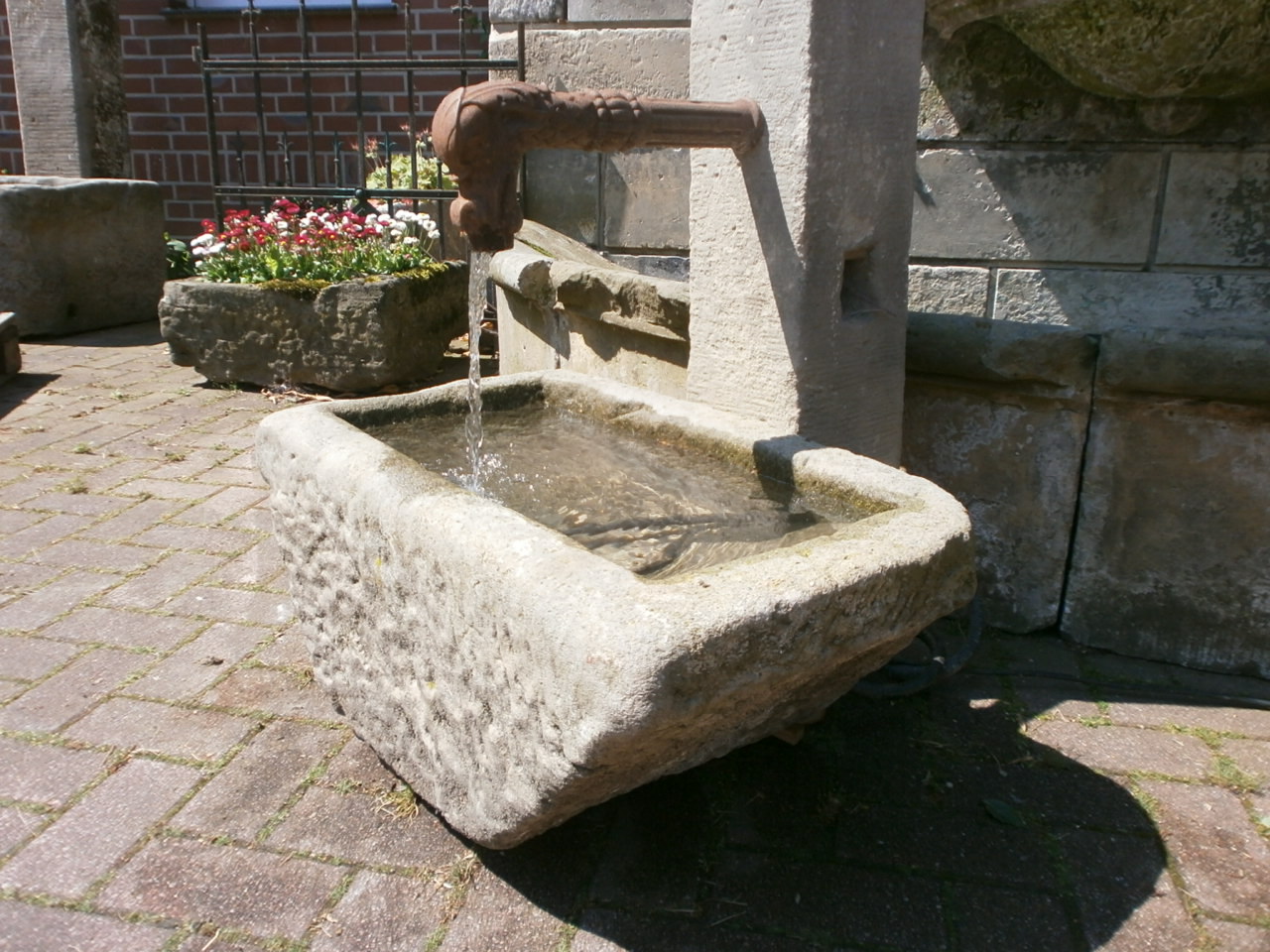 Interessanter Sandsteinbrunnen aus antiken Materialien Interessanter Sandsteinbrunnen aus antiken Materialien