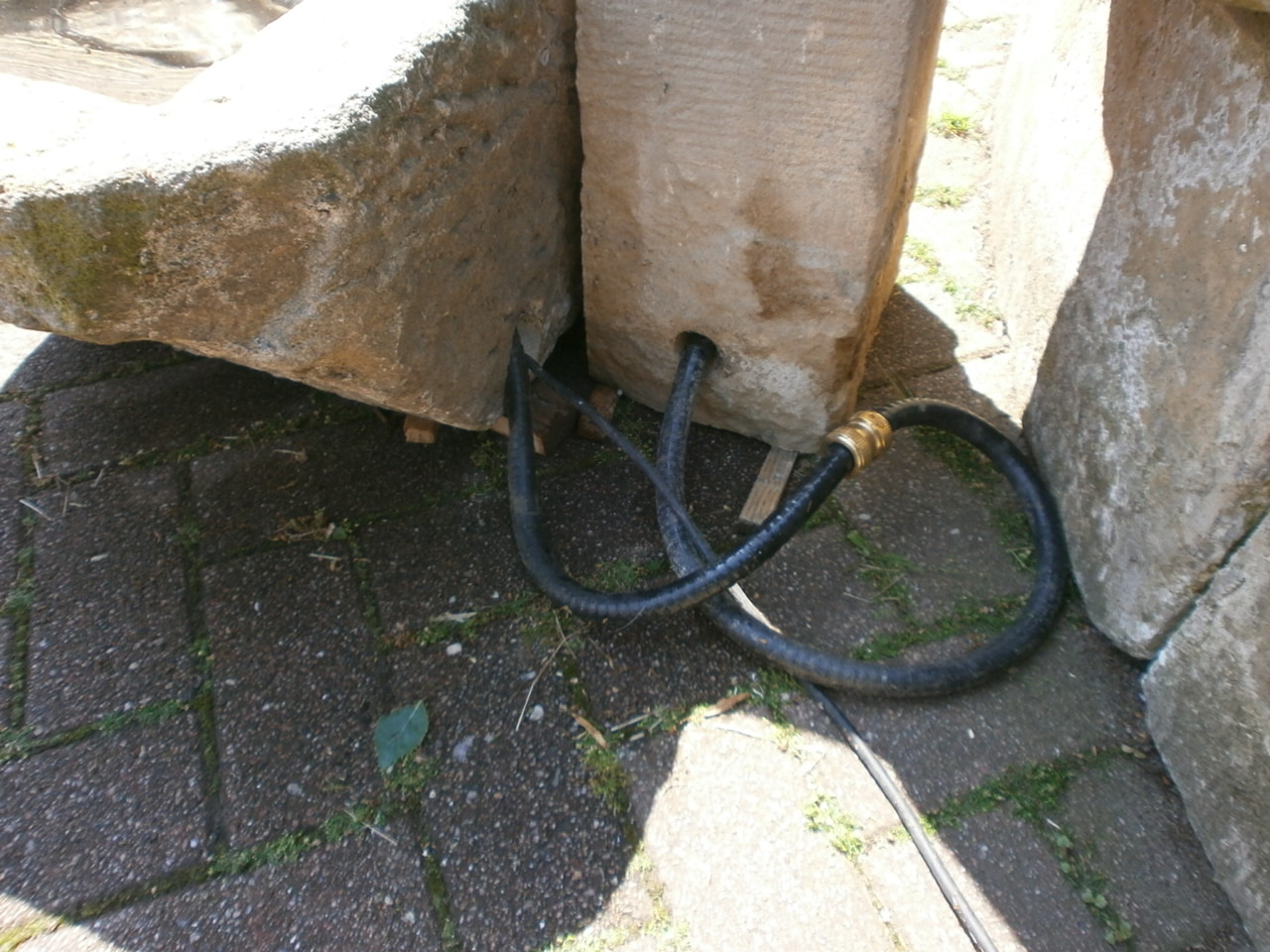 Interessanter Sandsteinbrunnen aus antiken Materialien Interessanter Sandsteinbrunnen aus antiken Materialien