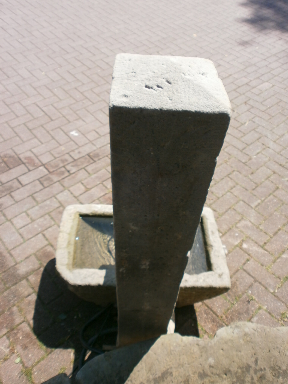 Interessanter Sandsteinbrunnen aus antiken Materialien Interessanter Sandsteinbrunnen aus antiken Materialien