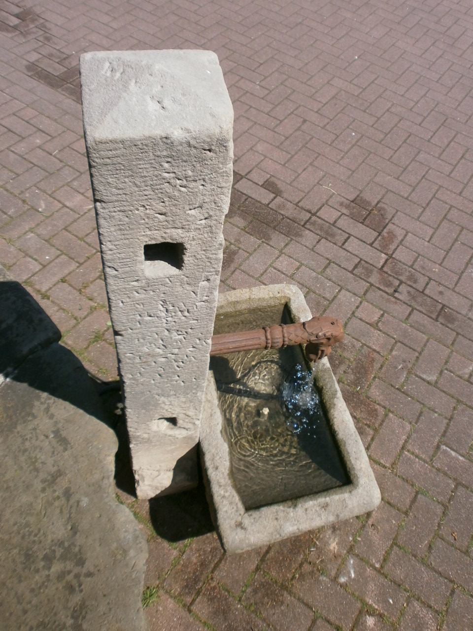 Interessanter Sandsteinbrunnen aus antiken Materialien Interessanter Sandsteinbrunnen aus antiken Materialien