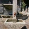 Interessanter Sandsteinbrunnen aus antiken Materialien