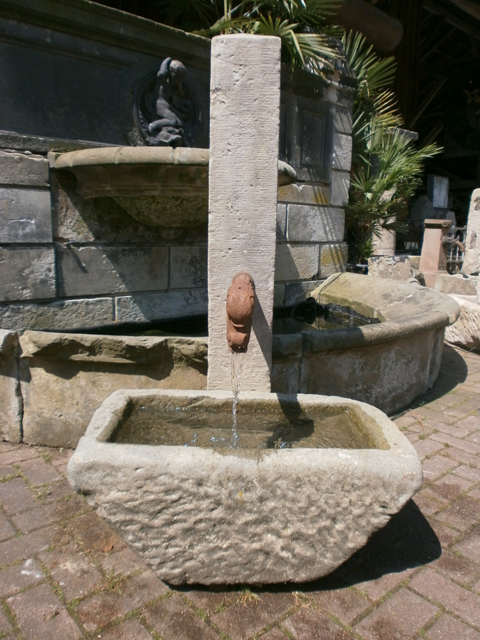 Interessanter Sandsteinbrunnen aus antiken Materialien Interessanter Sandsteinbrunnen aus antiken Materialien