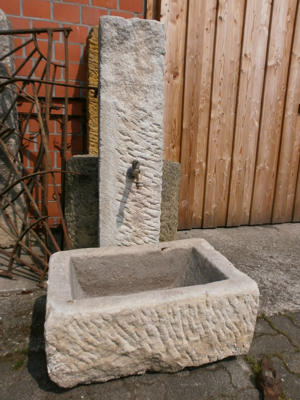 Brunnen aus hellem Sandstein, antik – Heidesandstein