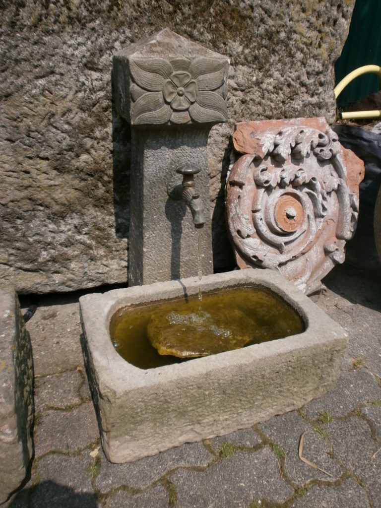 Brunnen aus alten Sandsteinen