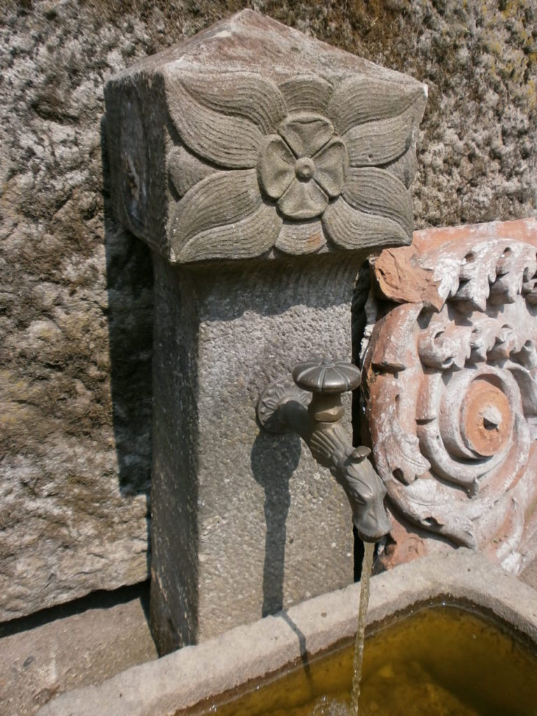 Brunnen aus alten Sandsteinen