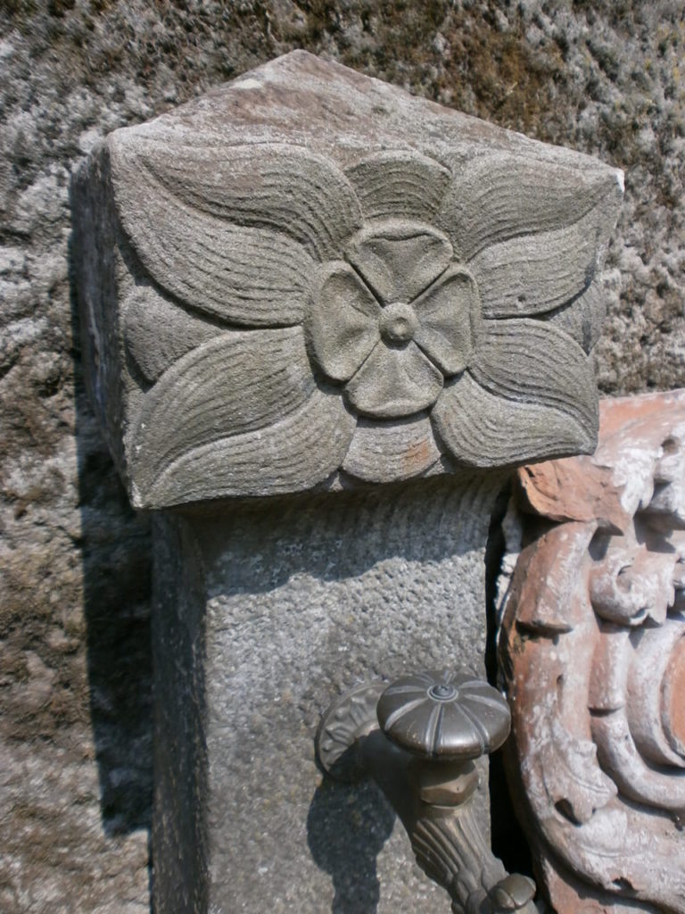 Brunnen aus alten Sandsteinen