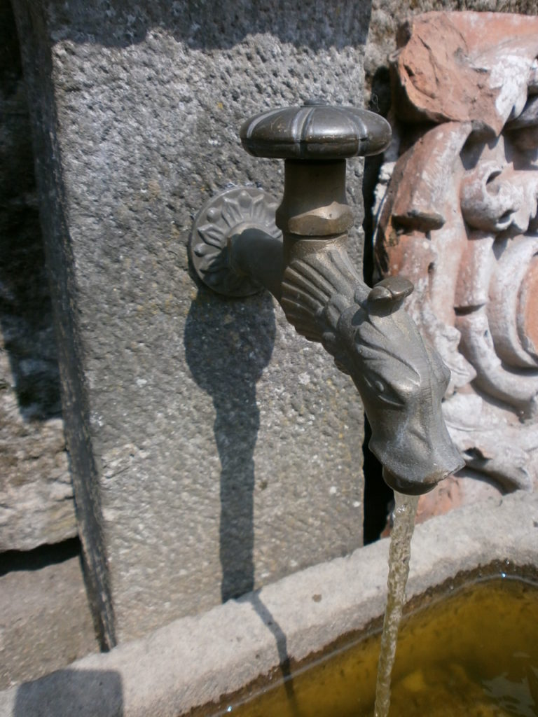 Brunnen aus alten Sandsteinen