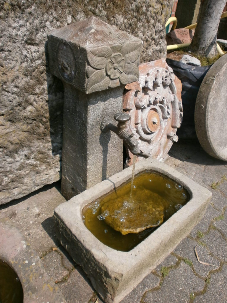 Brunnen aus alten Sandsteinen