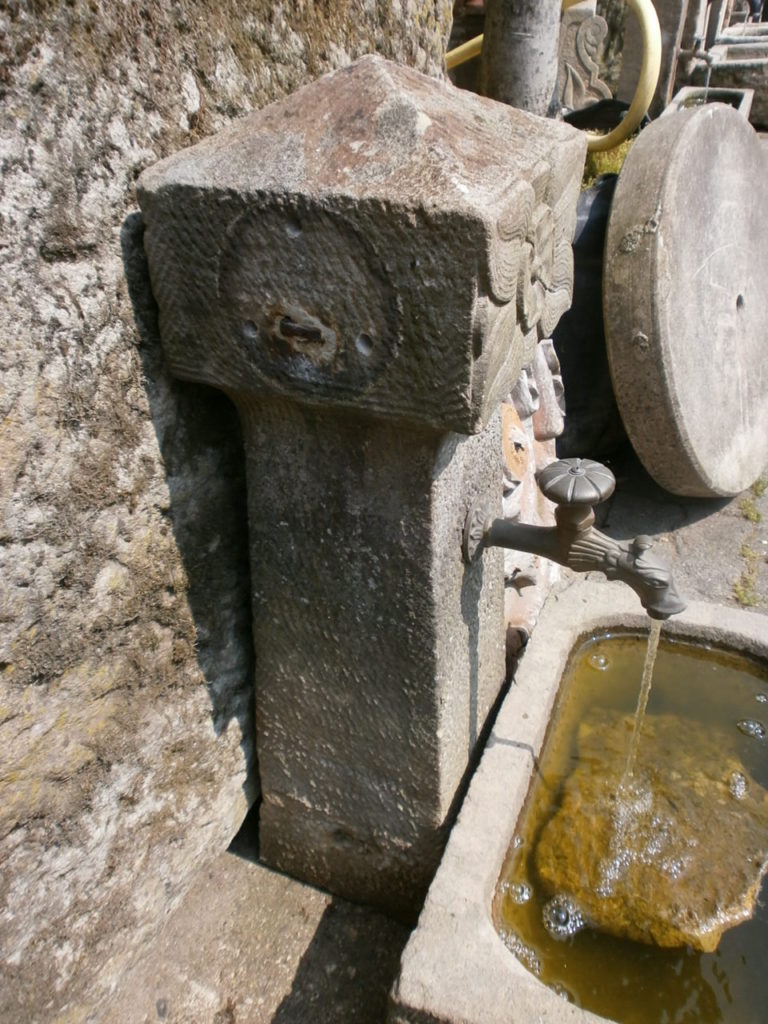 Brunnen aus alten Sandsteinen
