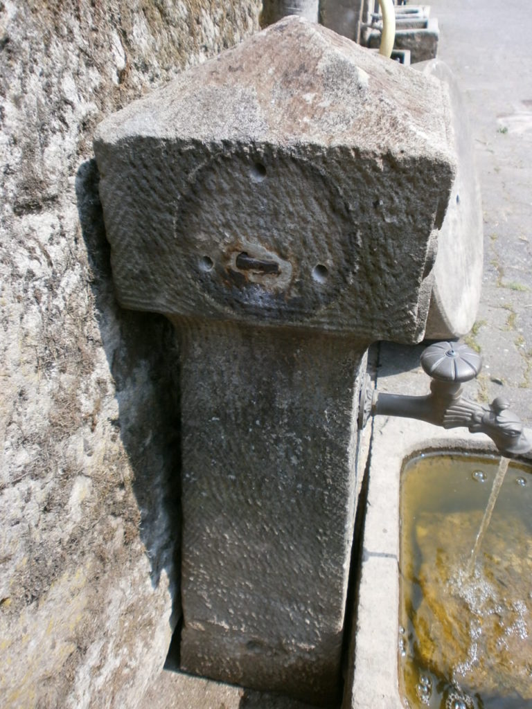Brunnen aus alten Sandsteinen