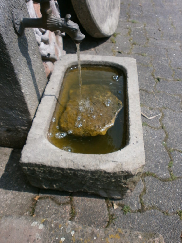 Brunnen aus alten Sandsteinen